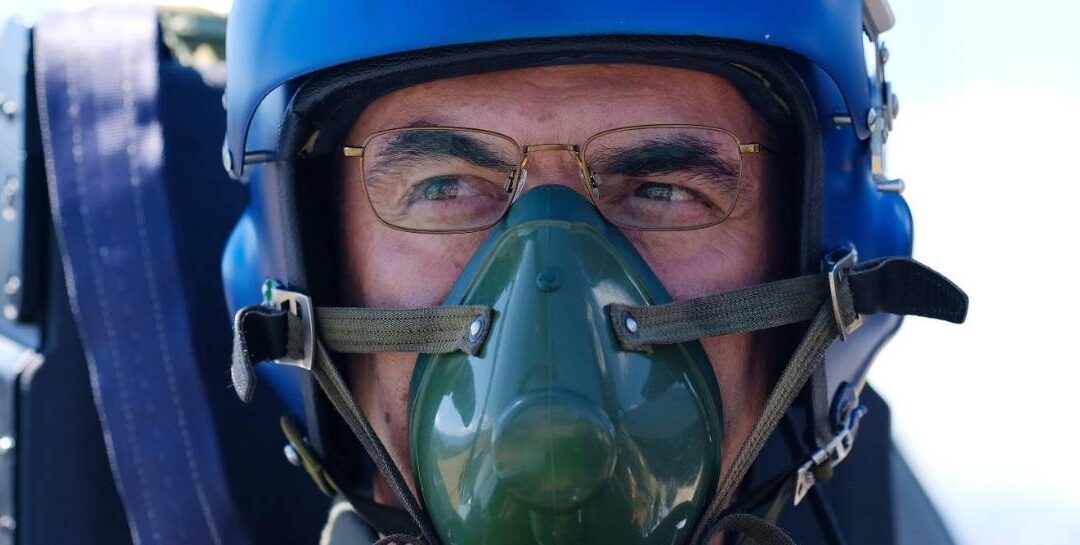 Rodrigo Paz sobrevuela Tarija en un avión K-8 y destaca la unidad del país desde el aire