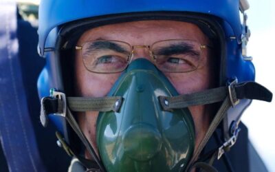 Rodrigo Paz sobrevuela Tarija en un avión K-8 y destaca la unidad del país desde el aire