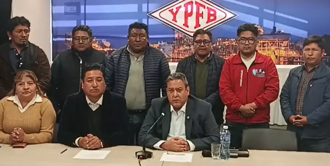 YPFB y transporte sellan acuerdo por combustible y se levantan bloqueos en El Alto
