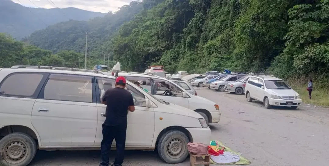 Bloqueo en Caranavi: transportistas exigen mejor combustible y mantenimiento de carreteras en el norte paceño