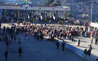 Bloqueos en El Alto dejan sin acceso vehicular al aeropuerto y obligan a pasajeros a caminar kilómetros