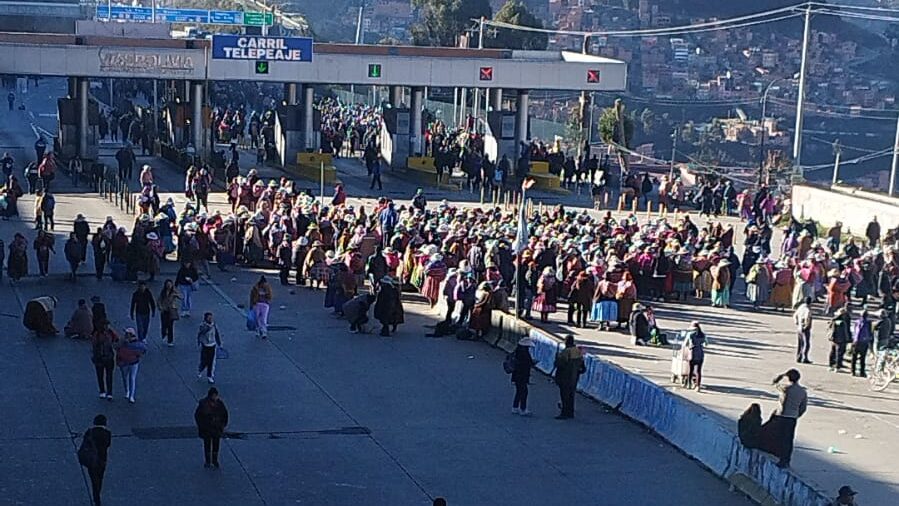 Bloqueos en El Alto dejan sin acceso vehicular al aeropuerto y obligan a pasajeros a caminar kilómetros