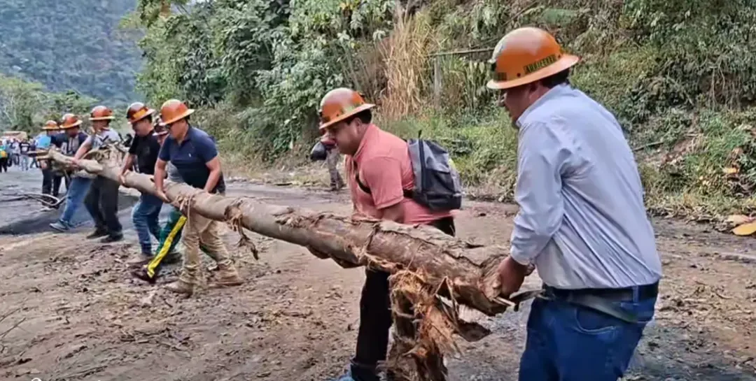 Cooperativistas mineros despejan la ruta La Paz – Caranavi y anuncian vigilia para evitar nuevos bloqueos