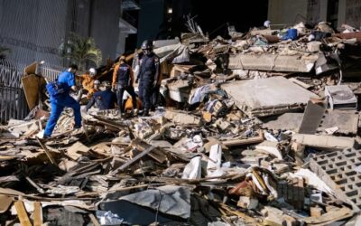 Familias buscan desesperadamente a desaparecidos tras el doble terremoto que dejó cerca de 1.000 muertos en Venezuela