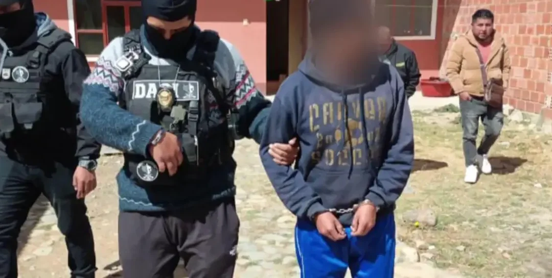 ¡Cae la «Warmi Ladrona»! Hombre se disfrazaba de mujer con pollera y aguayo para cometer robos en La Paz y El Alto