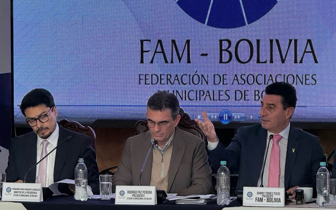 Alcaldes plantean a Paz derogar el decreto del diésel y avanzan en debate por el 50/50