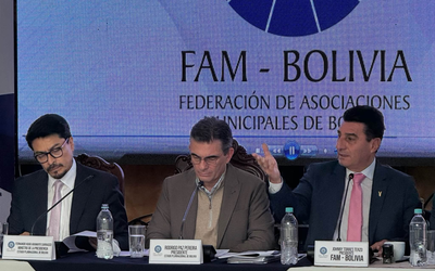 Alcaldes plantean a Paz derogar el decreto del diésel y avanzan en debate por el 50/50